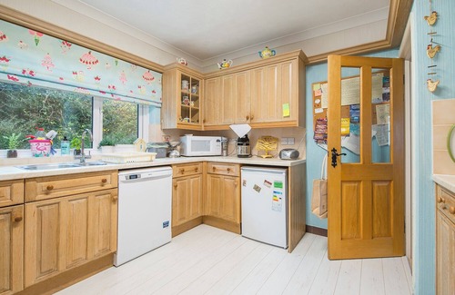 Tenby Cottage | Ty Gwyn, Holiday Cottage Manorbier, Sleeps 8, 4 bedrooms, bathrooms