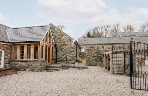 Newborough House | Ty Siam