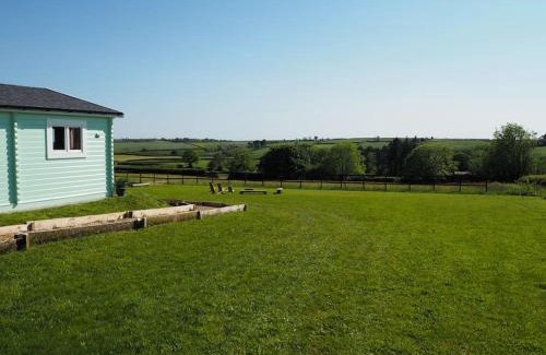 Carmarthen Ski Chalet | Ty Twt