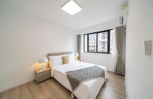 Gubei Apartment | Tyms 2BR APT Hongqiao Paris Classic