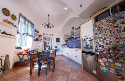 Montecalvario Apartment | Typical Neapolitan apartment city center, with breathtaking views of Vesuvius