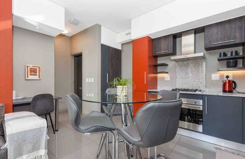 Greater Johannesburg Metropolitan Area Apartment | Tyrwhitt Stylish Apartment Rosebank with Generator