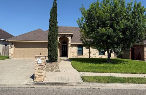 Edinburg House | U Patio Oasis - 3 br - 2 bth