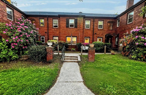 Oakmont Apartment | U.S Open Rental, Historical apartment 1/2 block from Oakmont restaurants & bars