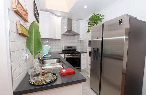 Palms House | UCLA BRUIN Hideaway in West LA - Close to Beverly Hills, Abbot Kinney, Culver