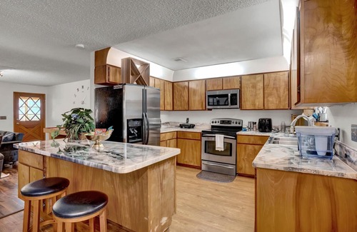 Eustis House | Uhost AI 4BR Retreat Hot Tub Firepit