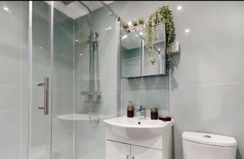 Harrow Road House | UK.LO.SBF - Modern 2 bed 2 bath flat with patio in Maida Vale