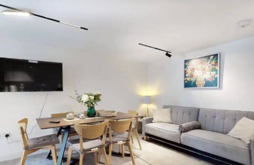 Harrow Road House | UK.LO.SBF - Modern 2 bed 2 bath flat with patio in Maida Vale