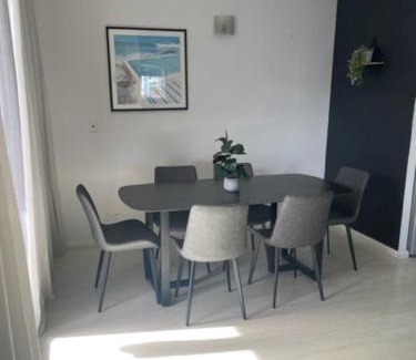 Surry Hills Apartment | Ultimate 2-Bed Apartment in Surry Hills - Ultimate Convenience