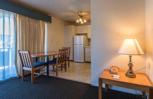 East End Apartment | Ultimate Family Vacation! Pool, Free Parking, Free Breakfast!
