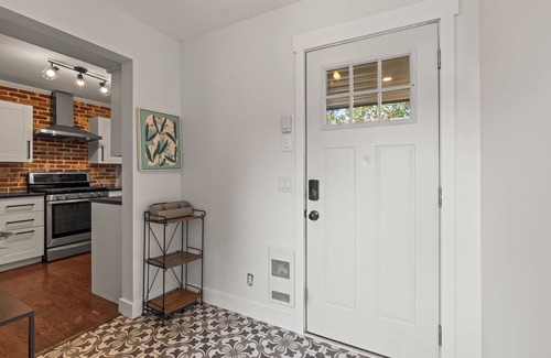 East Hill House | Ultimate Heritage Retreat: Hot Tub, Cold Plunge, Private Yard, Vernon