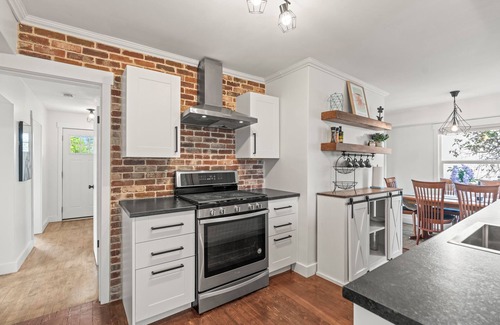 East Hill House | Ultimate Heritage Retreat: Hot Tub, Cold Plunge, Private Yard, Vernon