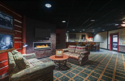 Sioux City Hotel | Ultimate Relaxation: Heated Pool & Whirlpool Suites in Historic Area