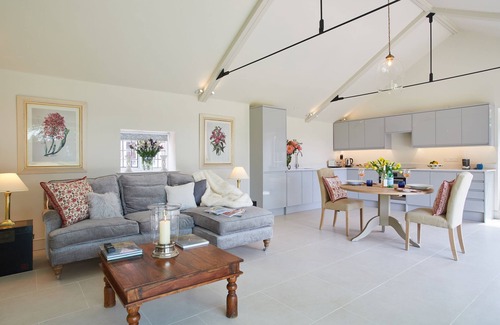 Banningham Apartment | Ultimate romantic retreat, close to beach & walkable pub