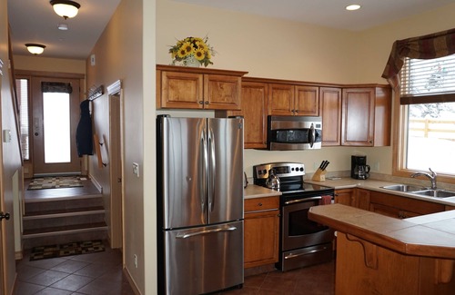 East Kootenay House | Ultimate Slope-Side Stay Ski-In/Out Hot Tub Stunning Mountain Views