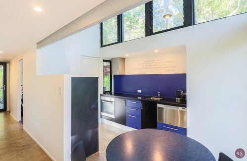 Broulee Villa | Ultimate Spa Bower with 2 King bedrooms - The Double King Bedroom, aka Blue Bower, has the same quality finishes as the Ultimate Bower, with addition of a 2nd bedroom