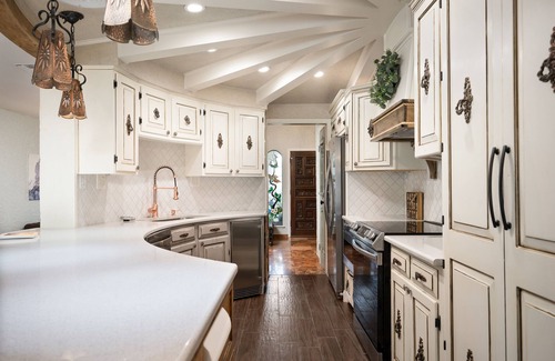 Leon Valley House | Ultimate Stay! Heated Pool, Pickleball, Basketball & More!