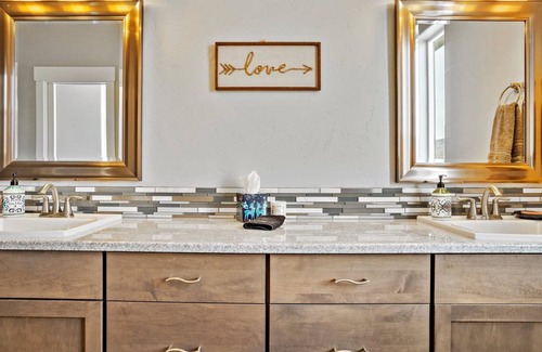 Southeast Boise House | Ultimate Vacay Home for Fam + Friends with Views! 4,000+ Sq Ft of Fun! 6 miles to Lucky Peak!