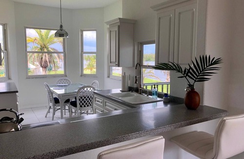 Homosassa House | Ultra-Clean, Spacious and Secluded - 5 Star Rated Waterfront Home in Homosassa.