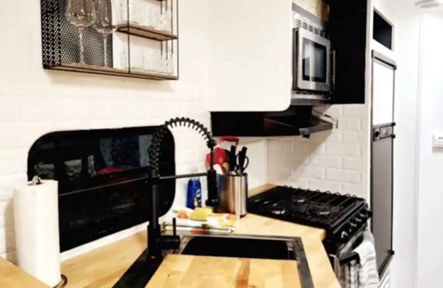 Tukwila House | Ultra lux tiny home w/hot tub, queen bed, nature.