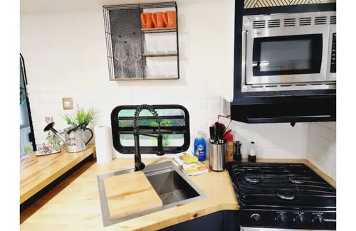 Tukwila House | Ultra lux tiny home w/hot tub, queen bed, nature.