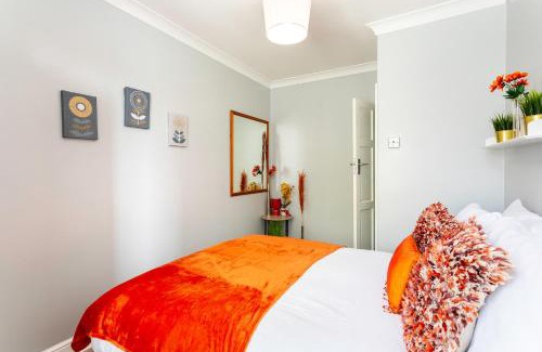Hammersmith and Fulham Apartment | Ultra Luxury London w Kensington balcony condo