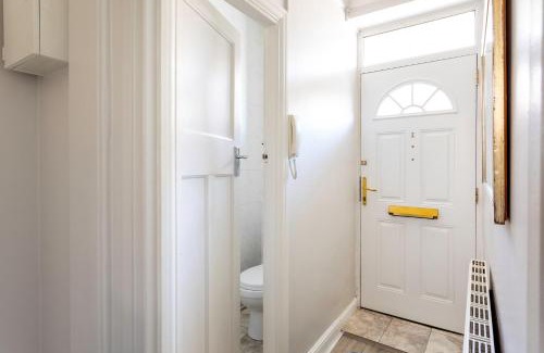 Hammersmith and Fulham Apartment | Ultra Luxury London w Kensington balcony condo