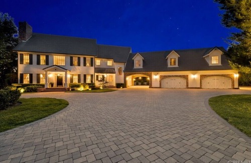 Chatsworth House | Ultra-Private Family Oasis. Dream Villa. Pool, Tennis, Turf Field & private lake