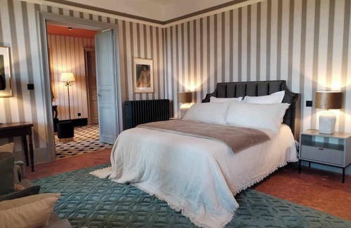 Cornillon Other | Un Château Viticole du Xixè Siècle Pour Votre Séjour Dans le Sud de la France