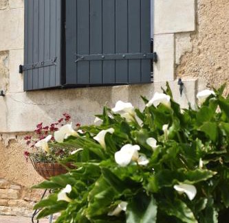 Brux Bed & Breakfast | Un jardin et trois maisons