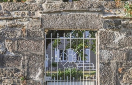 Plouarzel House | un Manoir du Xviième à Proximité des Plages et du Port, 4 Chambres, 7 Couchages