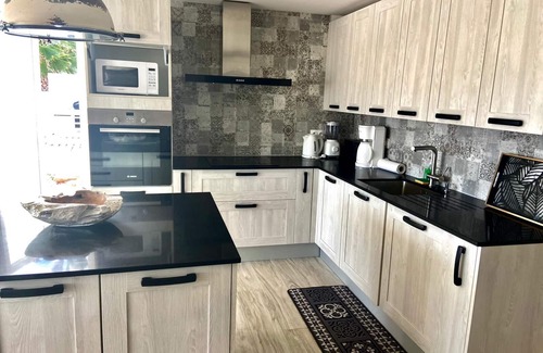 Nettle Bay House | Until 6 people, 2 spacious bedrooms, front of the sea, pools tennis parking BBQ