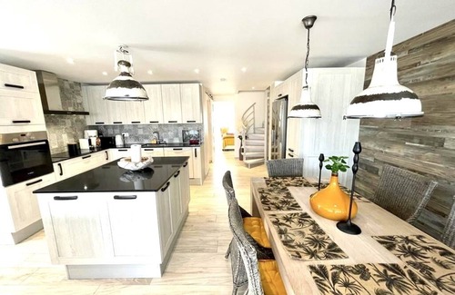 Nettle Bay House | Until 6 people, 2 spacious bedrooms, front of the sea, pools tennis parking BBQ
