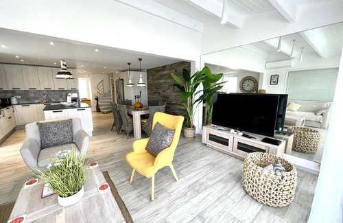 Nettle Bay House | Until 6 people, 2 spacious bedrooms, front of the sea, pools tennis parking BBQ