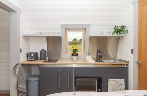 Totnes Cottage | UNDER OAK POD, pet friendly, with hot tub in Totnes