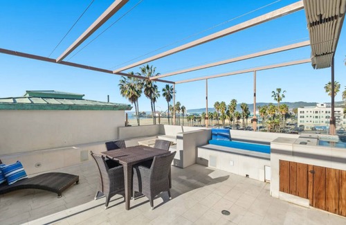 Downtown House | Under The Sun in Santa Monica