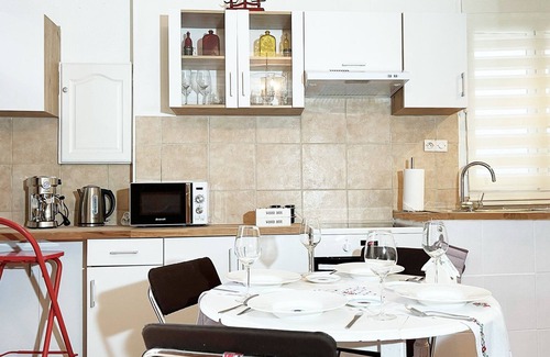 Provins House | Une belle maison donnant sur une cour privative au pied de l’église Saint Ayoul!