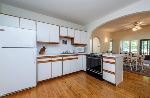 Union Pier Cottage | Union Pier Cottage Close To Beach!