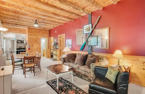 Eagle River Cabin | Unique 7br 3ba Cabin, Catfish Lake Eagle River Chain, sleeps 14! lakeside decks