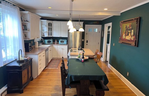 Sans Souci House | Unique and charming bungalow 5 min to DT, SRT, TR with clawfoot tub