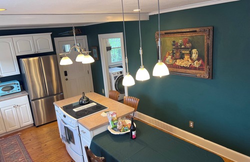 Sans Souci House | Unique and charming bungalow 5 min to DT, SRT, TR with clawfoot tub