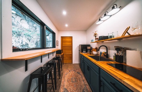 Rogers Cabin | Unique Cliff Hot Tub | Sleeps 4 | RRG Mural | Dogs