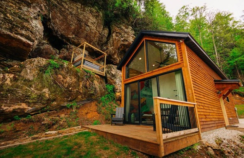 Rogers Cabin | Unique Cliff Hot Tub | Sleeps 4 | RRG Mural | Dogs