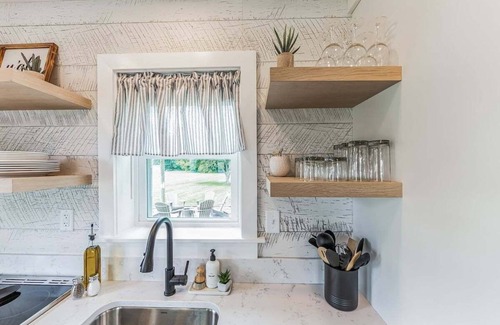 Honey Brook House | Unique Cottage + King Bed + Kids toy room