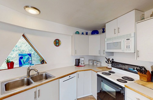 Otter Rock House | Unique Geodesic Dome Home with WiFi, Deck & Lovely Views - 2 Dogs OK