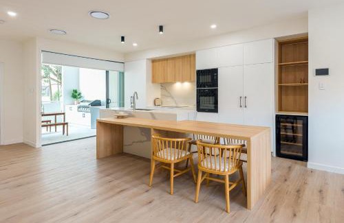 Coolangatta Villa | Unique Kirra townhouse