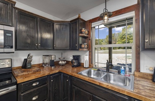 Turners Cabin | Unique/modern, secluded cabin on 95 river front acres/utv/kayaks & hot tub