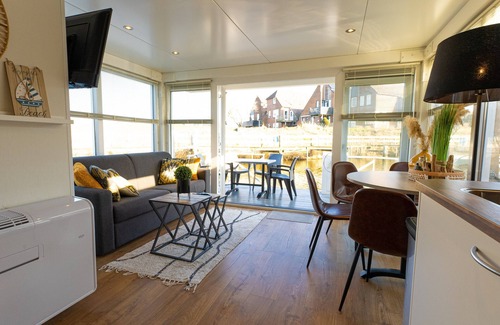 Lemmer Boat Rental | Unique overnight stay in harbourlodge in Lemmer