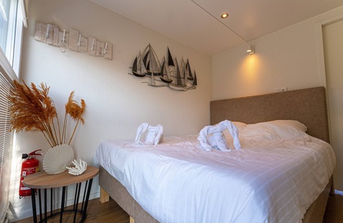 Lemmer Boat Rental | Unique overnight stay in harbourlodge in Lemmer