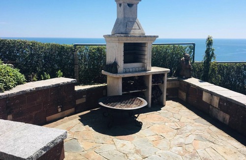 Teignmouth Cabin | Unique Private Clifftop Garden with Log Cabin